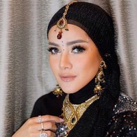 Perhiasan berwaran emas seperti kalung, anting, cincin dan headpiece membuat penampilannya makin glamor. Foto: Instagram/@ollaramlanaufar