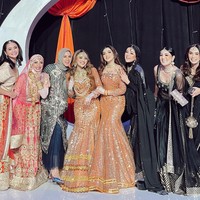 Saat Henna Night, Ashanty dan Aurel bak pinang dibelah dua. Keduanya kembaran mengenakan gaun oranye berpotongan mermaid dan rambut ditata bergelombang. Foto: Instagram