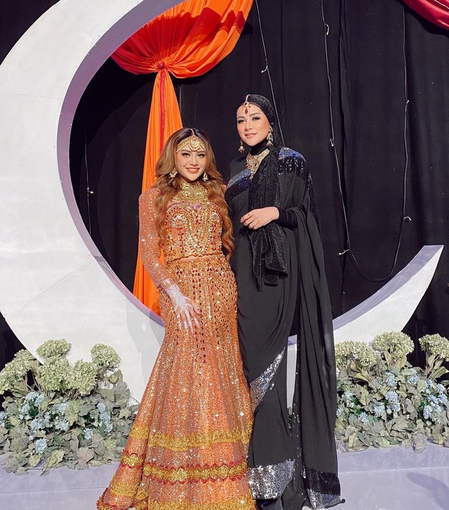 Tampil berhijab, Olla Ramlan menampilkan gaya busana India yang serba tertutup, dengan warna hitam-silver. Hijab dibentk menyerupai kepangan yang menjuntai di sisi bahu. Foto: Instagram/@ollaramlanaufar