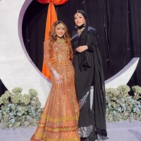 Tampil berhijab, Olla Ramlan menampilkan gaya busana India yang serba tertutup, dengan warna hitam-silver. Hijab dibentk menyerupai kepangan yang menjuntai di sisi bahu. Foto: Instagram/@ollaramlanaufar