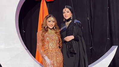 Adu Gaya Artis Dandan ala Bollywood di Henna Night Aurel Hermansyah