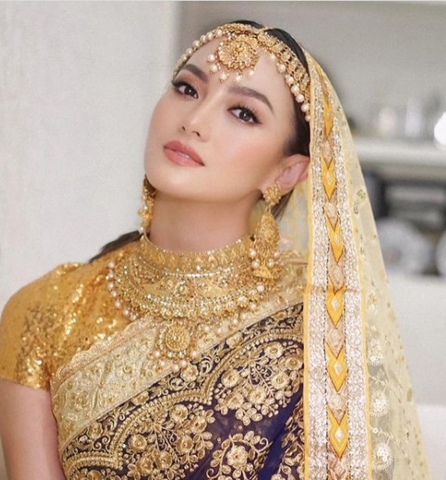 Istri Ibnu Jamil ini memilih riasan wajah nude untuk mengimbangi busananya yang mewah dan penuh gemerlap agar tak terlihat berlebihan. Stunning! Foto: Instagram/@ririnekawati