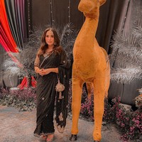 Warna hitam juga jadi pilihan Ussy Sulistyawati saat tampil bak artis Bollywood. Penampilannya terlihat lebih simpel dibandingkan teman-temannya sesama artis di acara Henna Night Aurel Hermansyah. Foto: Instagram/@ussypratama