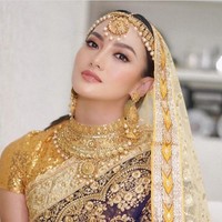 Istri Ibnu Jamil ini memilih riasan wajah nude untuk mengimbangi busananya yang mewah dan penuh gemerlap agar tak terlihat berlebihan. Stunning! Foto: Instagram/@ririnekawati