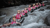 Fasilitas di sini ada tiga konsep yaitu wisata untuk anak-anak, dewasa dan orang tua yang memadukan sungai dan kolam renang, ada terapi ikan dan river tubing.