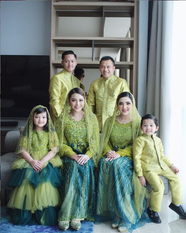 Di momen pengajian, Ashanty kembali berbusana kembaran dengan Aurel. Kali ini bertema hijau, pasangan ibu-anak tersebut kompak bergaun hijau dengan gradasi toska. Keduanya juga ditata dengan gaya sanggul yang mirip. Sama-sama cantik, bukan? Foto: Instagram/@ashanty_ash