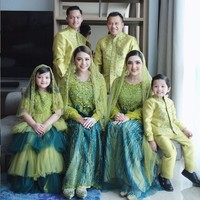 Di momen pengajian, Ashanty kembali berbusana kembaran dengan Aurel. Kali ini bertema hijau, pasangan ibu-anak tersebut kompak bergaun hijau dengan gradasi toska. Keduanya juga ditata dengan gaya sanggul yang mirip. Sama-sama cantik, bukan? Foto: Instagram/@ashanty_ash