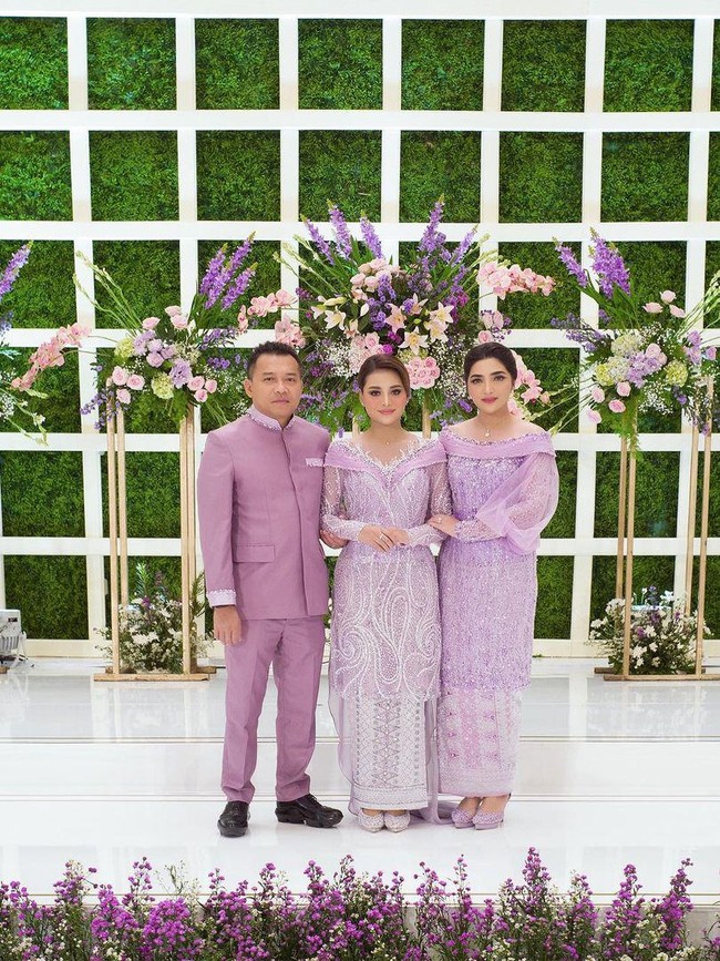 Penampilan Ashanty saat lamaran, siraman dan pengajian disebut netizen tak kalah cetar dari putri sambungnya, Aurel Hermansyah, yang akan melangsungkan akad nikah pada 3 April 2020. Foto: Instagram/@ashanty_ash