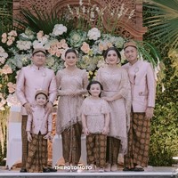 Selesai siraman, Ashanty dan keluarga tampil dengan dandanan berbeda. Dari sanggul Jawa klasik menjadi sanggul modern bergaya simpel. Ashanty tetap mengenakan kebaya yang sama, hanya berganti busana bawahan dari kain batik menjadi rok panjng berhias payet. Penampilannya ini mirip dengan busana yang dikenakan Aurel. Foto: Instagram/@ashanty_ash