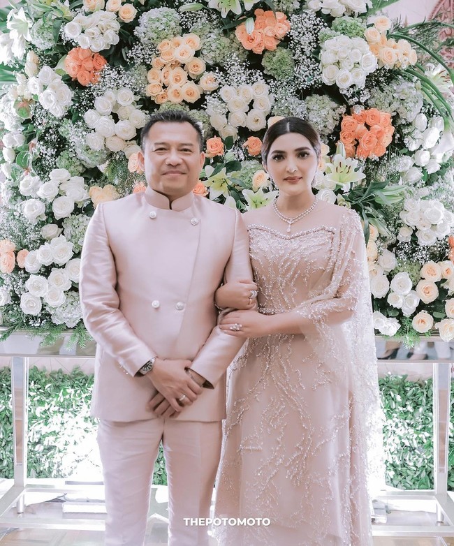 Ashanty menyempatkan foto bersama Anang Hermansyah di sela-sela acara. Busana Ashanty yang bernuansa nude merupakan rancangan desainer ternama Renzi Lazuardi. Foto: Instagram/@ashanty_ash