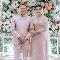 Ashanty menyempatkan foto bersama Anang Hermansyah di sela-sela acara. Busana Ashanty yang bernuansa nude merupakan rancangan desainer ternama Renzi Lazuardi. Foto: Instagram/@ashanty_ash