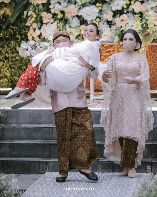 Berlanjut ke prosesi siraman, baik Ashanty, Aurel dan Arsy kompak dengan tatanan sanggul Jawa klasik. Sementara kebaya bergaya modern warna nude dengan aksen lengan batwing, yang dipadukan kain jarit motif batik klasik. Foto: Instagram/@ashanty_ash