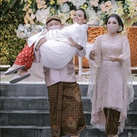 Berlanjut ke prosesi siraman, baik Ashanty, Aurel dan Arsy kompak dengan tatanan sanggul Jawa klasik. Sementara kebaya bergaya modern warna nude dengan aksen lengan batwing, yang dipadukan kain jarit motif batik klasik. Foto: Instagram/@ashanty_ash