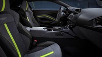 Di bagian interior, ada lapisan kulit Obsidian Black, serta trim Phantom Grey Alcantara, dengan pilihan garis kontras dan jahitan Lime Green, Obsidian Black, Wolf Grey atau Spicy Red. Foto: Dok. Aston Martin