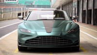 Mobil yang legal digunakan di jalan raya ini memiliki spek yang sama seperti safety car Formula 1.  Foto: Dok. Aston Martin