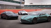 Aston Martin Vantage F1 Edition tersedia dengan pilihan bentuk coupe atau roadster. Mobil ini dijual harga mulai dari 142.000 poundsterling (Rp 2,8 miliar) di Inggris. Aston Martin baru mulai penjualan mobil ini pada akhir Mei 2021. Foto: Dok. Aston Martin