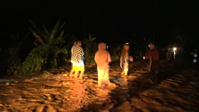 Banjir rendam Dusun Pulluddung, Kecamatan Mapilli, Kabupaten Polewali Mandar, Sulawesi Barat, Senin (22/3/2021).