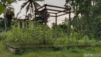 Saat dikunjungi detikcom, area Keraton Agung Sejagat tampak sunyi tak berpenghuni. Gang utama menuju pintu gerbang yang dulu menjadi pasar tiban dan ramai dijejali pedagang kaki lima, kini terlihat lengang ditumbuhi rumput liar. Pintu gerbang keraton nampak masih tertutup batang bambu penghalang, pelepah daun kelapa dan sisa-sisa garis polisi yang mulai pudar.