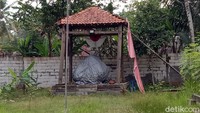 Sang pemilik lahan, Chikmawan (53), yang dulu menjabat sebagai Resi di keraton itu mengaku sejak Raja Toto dan Ratu Fanni ditangkap polisi, sudah tidak ada lagi kegiatan apapun di keraton itu. Kini, pelataran keraton dimanfaatkan oleh Chikmawan untuk bercocok tanam. Batu prasasti yang dulu tampak sakral, kini teronggok tak berguna dan terbungkus terpal plastik abu-abu. Di tengah pelataran nampak bendera merah putih berkibar di atas tiang yang menjulang setinggi 10 meter.