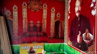 Sementara itu, pasangan suami istri Sarwono (53) dan Tri Wahyuni (52) yang dulu juga pernah menjadi pengikut Keraton Agung Sejagat, kini alih profesi dengan membuka warung bakso. Dengan harapan viral dan laris, mereka pun menamai bakso yang mereka jual dengan nama Bakso Kraton. Bentuk baksonya pun tidak seperti bakso pada umumnya, melainkan berbentuk kerucut seperti tumpeng. Bentuk tersebut dipilih lantaran setiap kali ada ritual, keraton selalu menyiapkan tumpeng nasi yang berbentuk kerucut. Warung bakso tersebut berdiri tepat di sebelah barat daya Keraton Agung Sejagat.