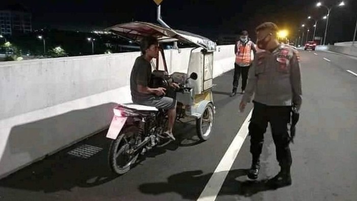 Bentor diamankan petugas di Makassar setelah kedapatan menjajal Tol Layang AP Pettarani (dok. Istimewa).