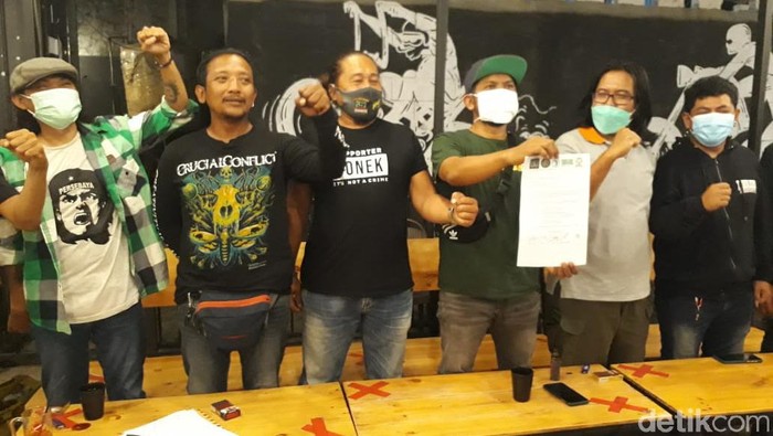 Lima ribu Bonek akan demo Pemkot Surabaya. Bonek kecewa Persebaya belum mendapat izin menggunakan Gelora Bung Tomo (GBT) dan Gelora 10 November (Tambaksari).