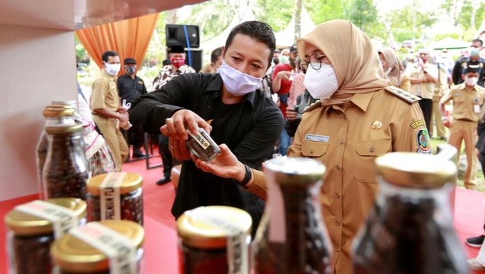 Bupati Ipuk Kenalkan Wine Robusta Coffee di Festival Kopi dan Coklat Banyuwangi