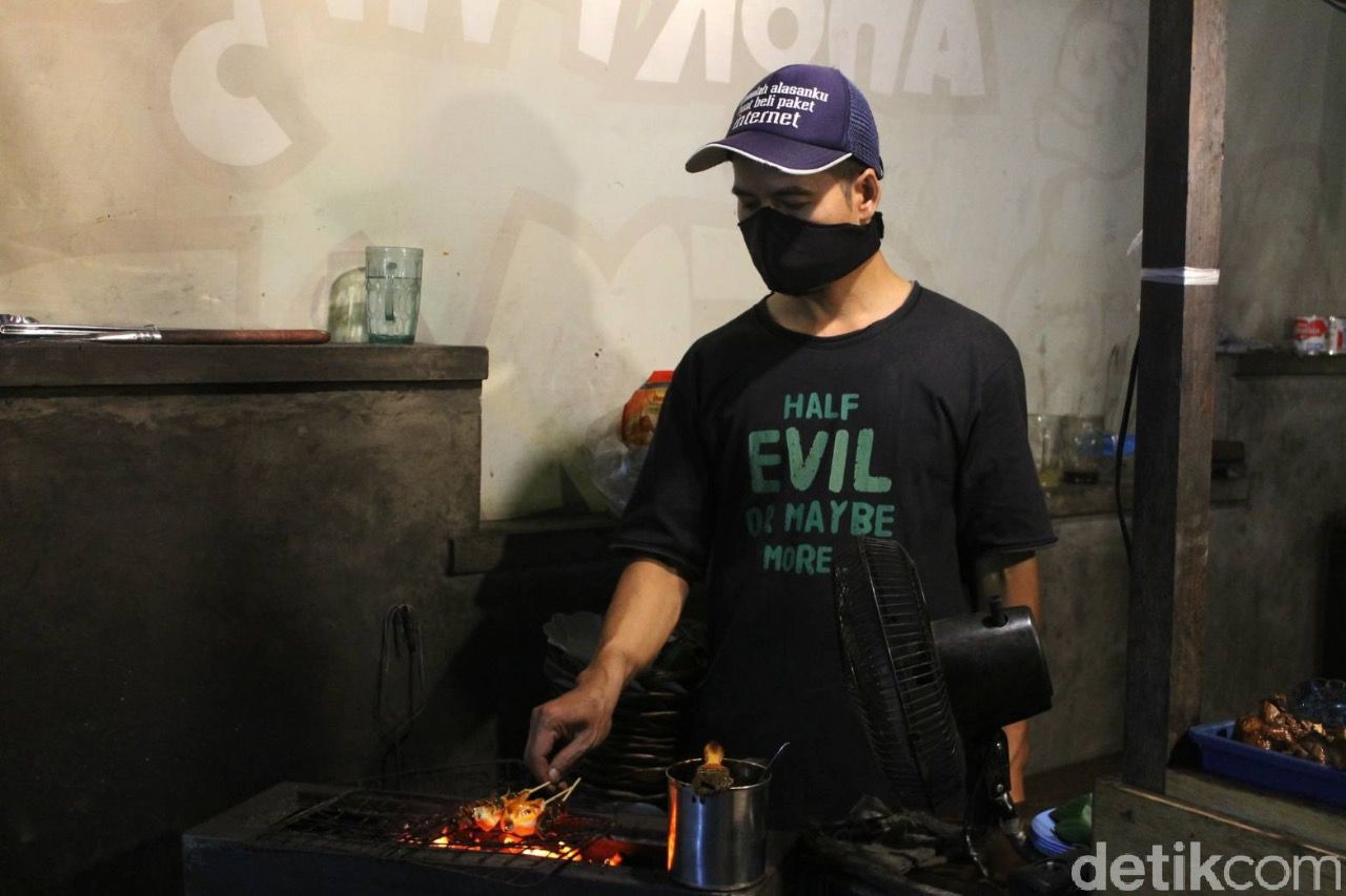 Di Angkringan Semar Gaplek Bisa Jajan Nasi Kucing hingga Sate Telur Gurih