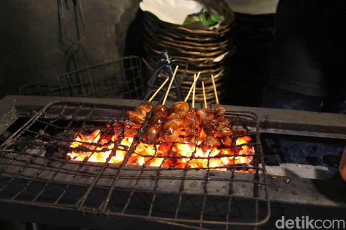 Di Angkringan Semar Gaplek Bisa Jajan Nasi Kucing hingga Sate Telur Gurih