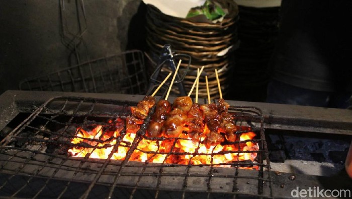 Di Angkringan Semar Gaplek Bisa Jajan Nasi Kucing hingga Sate Telur Gurih