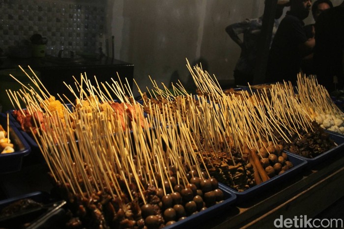 Di Angkringan Semar Gaplek Bisa Jajan Nasi Kucing hingga Sate Telur Gurih