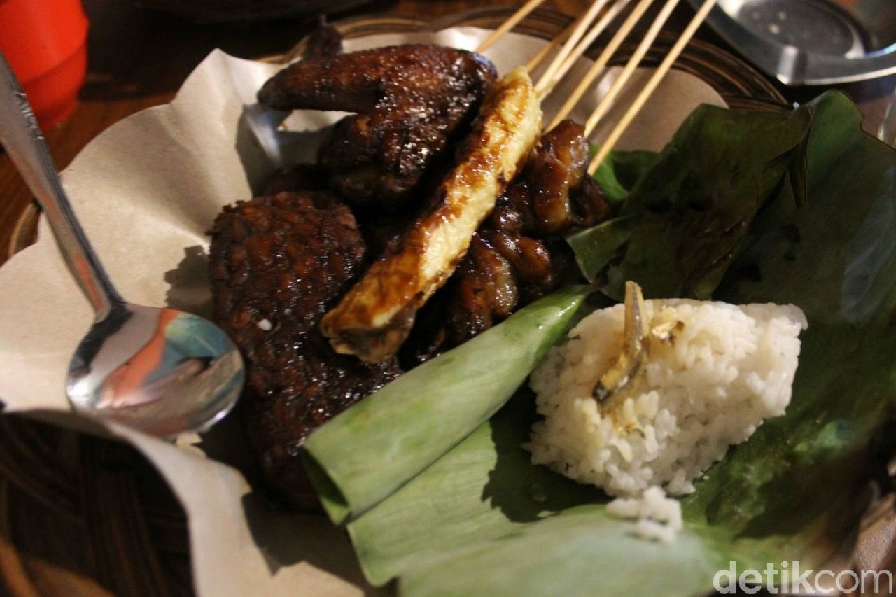 Di Angkringan Semar Gaplek Bisa Jajan Nasi Kucing hingga