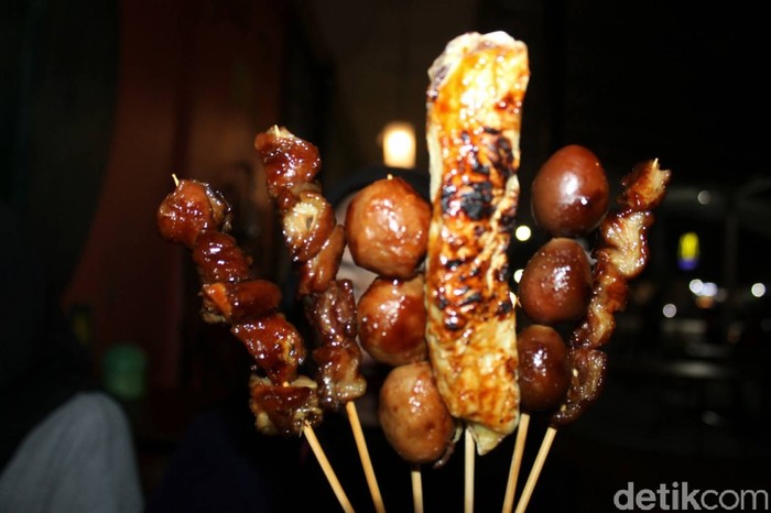 Di Angkringan Semar Gaplek Bisa Jajan Nasi Kucing hingga Sate Telur Gurih