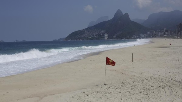 Langkah pemerintah Rio de Janeiro ini dikritik oleh Presiden Brasil, Jair Bolsonaro, yang mengatakan warga akan kekurangan vitamin D. AP Photo/Bruna Prado Langkah pemerintah Rio de Janeiro ini dikritik oleh Presiden Brasil, Jair Bolsonaro, yang mengatakan warga akan kekurangan vitamin D. AP Photo/Bruna Prado