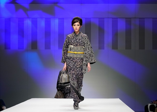 Penampilan para wanita Jepang dalam fashion show kimono karya JOTARO SAITO di Rakuten Fashion Week TOKYO 2021.  Foto: Christopher Jue/Getty Images.