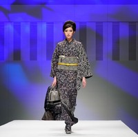 Penampilan para wanita Jepang dalam fashion show kimono karya JOTARO SAITO di Rakuten Fashion Week TOKYO 2021.  Foto: Christopher Jue/Getty Images.