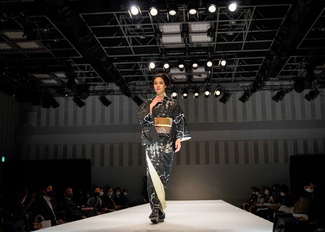 Penampilan para wanita Jepang dalam fashion show kimono karya JOTARO SAITO di Rakuten Fashion Week TOKYO 2021.  Foto: Getty Images/Christopher Jue