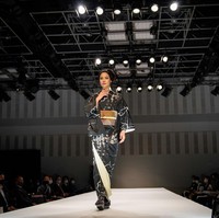 Penampilan para wanita Jepang dalam fashion show kimono karya JOTARO SAITO di Rakuten Fashion Week TOKYO 2021.  Foto: Getty Images/Christopher Jue