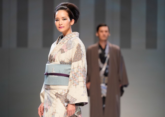 Penampilan para wanita Jepang dalam fashion show kimono karya JOTARO SAITO di Rakuten Fashion Week TOKYO 2021.  Foto: Christopher Jue/Getty Images.