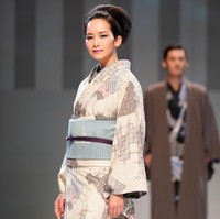 Penampilan para wanita Jepang dalam fashion show kimono karya JOTARO SAITO di Rakuten Fashion Week TOKYO 2021.  Foto: Christopher Jue/Getty Images.