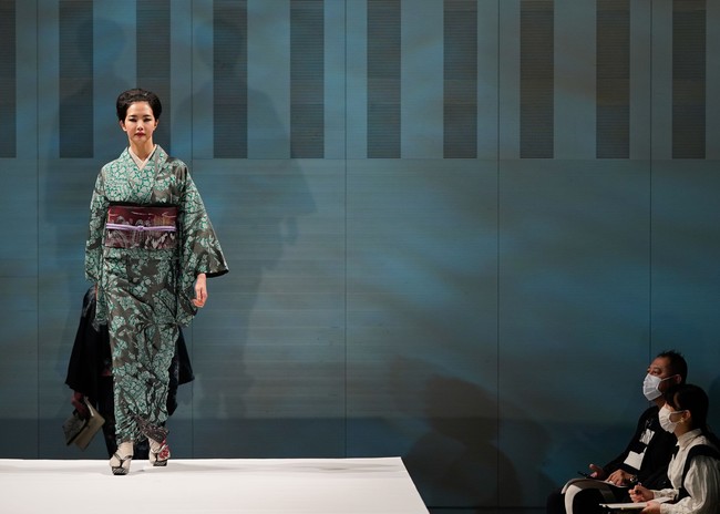 Penampilan para wanita Jepang dalam fashion show kimono karya JOTARO SAITO di Rakuten Fashion Week TOKYO 2021. Foto: Christopher Jue/Getty Images.