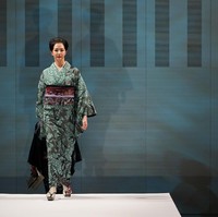 Penampilan para wanita Jepang dalam fashion show kimono karya JOTARO SAITO di Rakuten Fashion Week TOKYO 2021. Foto: Christopher Jue/Getty Images.