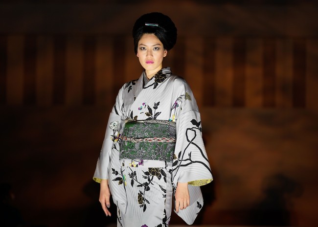 Penampilan para wanita Jepang dalam fashion show kimono karya JOTARO SAITO di Rakuten Fashion Week TOKYO 2021.  Foto: Christopher Jue/Getty Images.