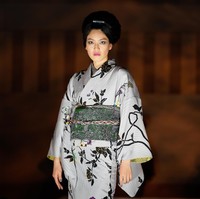 Penampilan para wanita Jepang dalam fashion show kimono karya JOTARO SAITO di Rakuten Fashion Week TOKYO 2021.  Foto: Christopher Jue/Getty Images.