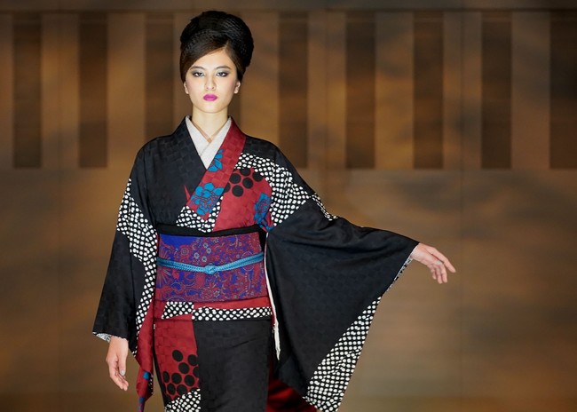 Penampilan para wanita Jepang dalam fashion show kimono karya JOTARO SAITO di Rakuten Fashion Week TOKYO 2021.  Foto: Christopher Jue/Getty Images.