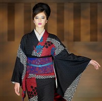 Penampilan para wanita Jepang dalam fashion show kimono karya JOTARO SAITO di Rakuten Fashion Week TOKYO 2021.  Foto: Christopher Jue/Getty Images.