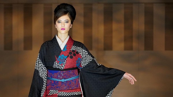 10 Foto Kecantikan Wanita Jepang Fashion Show Pakai Kimono