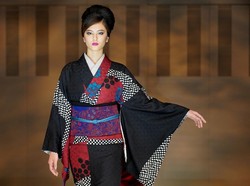 10 Foto Kecantikan Wanita Jepang Fashion Show Pakai Kimono