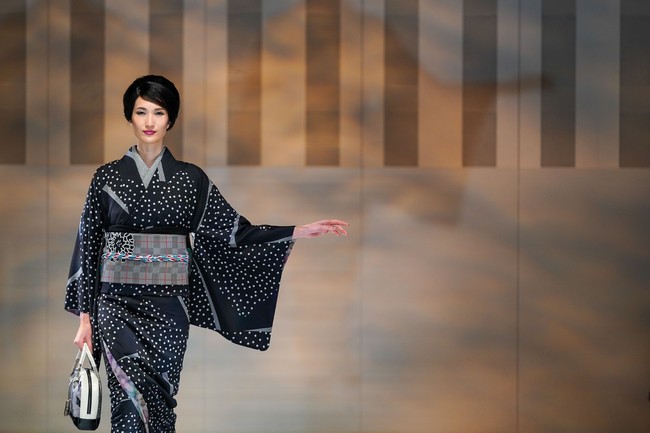 Penampilan para wanita Jepang dalam fashion show kimono karya JOTARO SAITO di Rakuten Fashion Week TOKYO 2021. Foto: Christopher Jue/Getty Images.