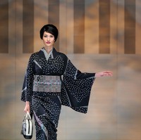 Penampilan para wanita Jepang dalam fashion show kimono karya JOTARO SAITO di Rakuten Fashion Week TOKYO 2021. Foto: Christopher Jue/Getty Images.